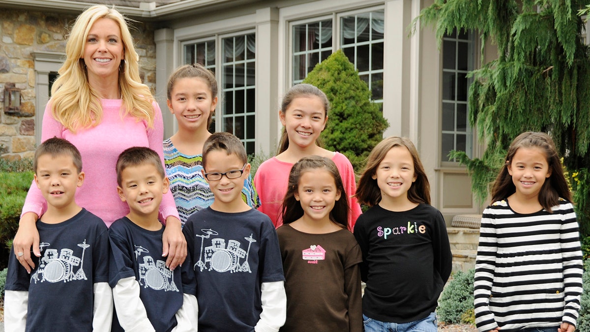 Kate Gosselin poses with her twins and sextuplets