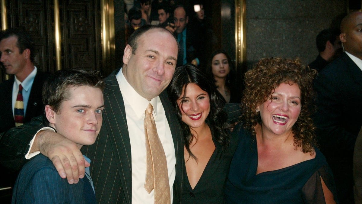 Jamie-Lynn Sigler with her on-screen family, Robert Iler, James Gandolfini, and Aida Turturro in 2002 at the show's fourth season premiere.