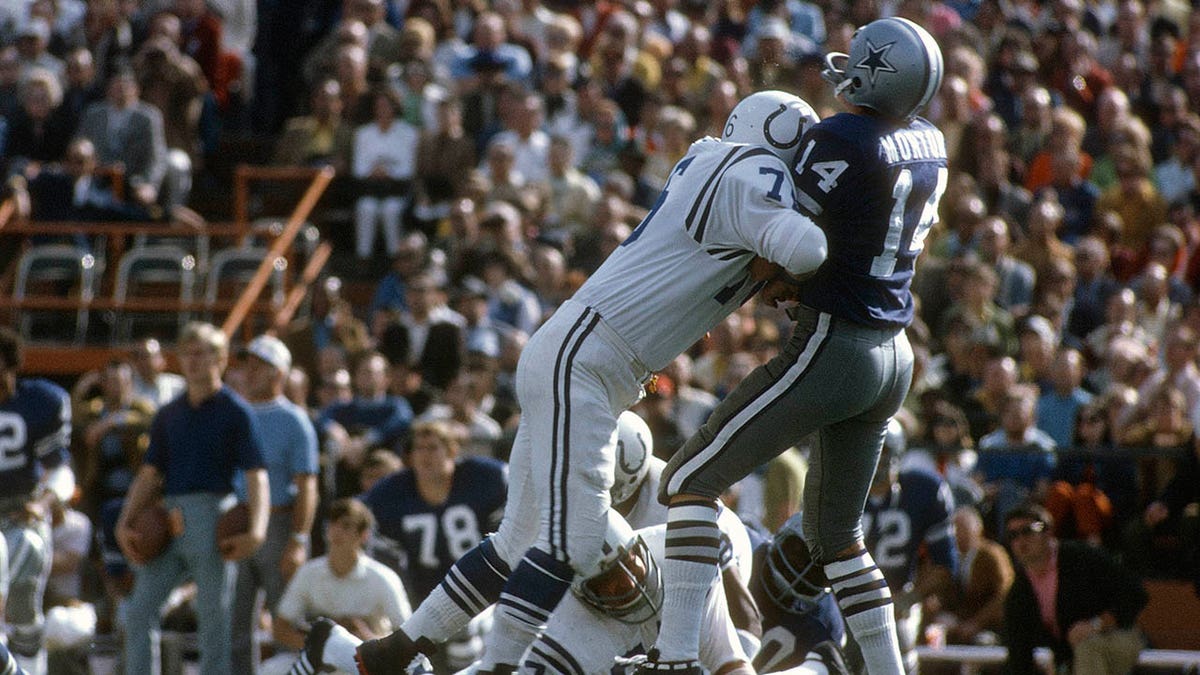 Fred Miller hits Cowboys quarterback Craig Morton