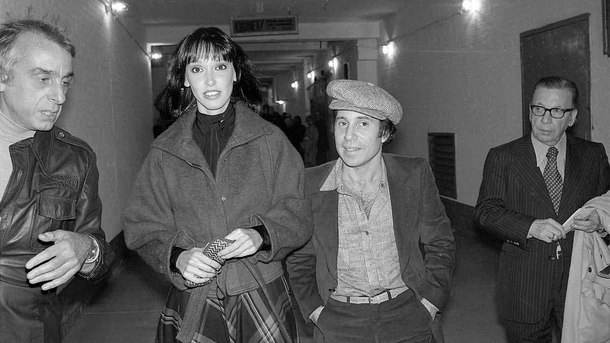 Paul Simon and Shelley Duvall walking together in 1977