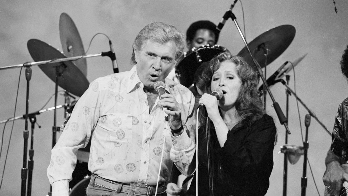 Bonnie Raitt performing with her father, John Raitt