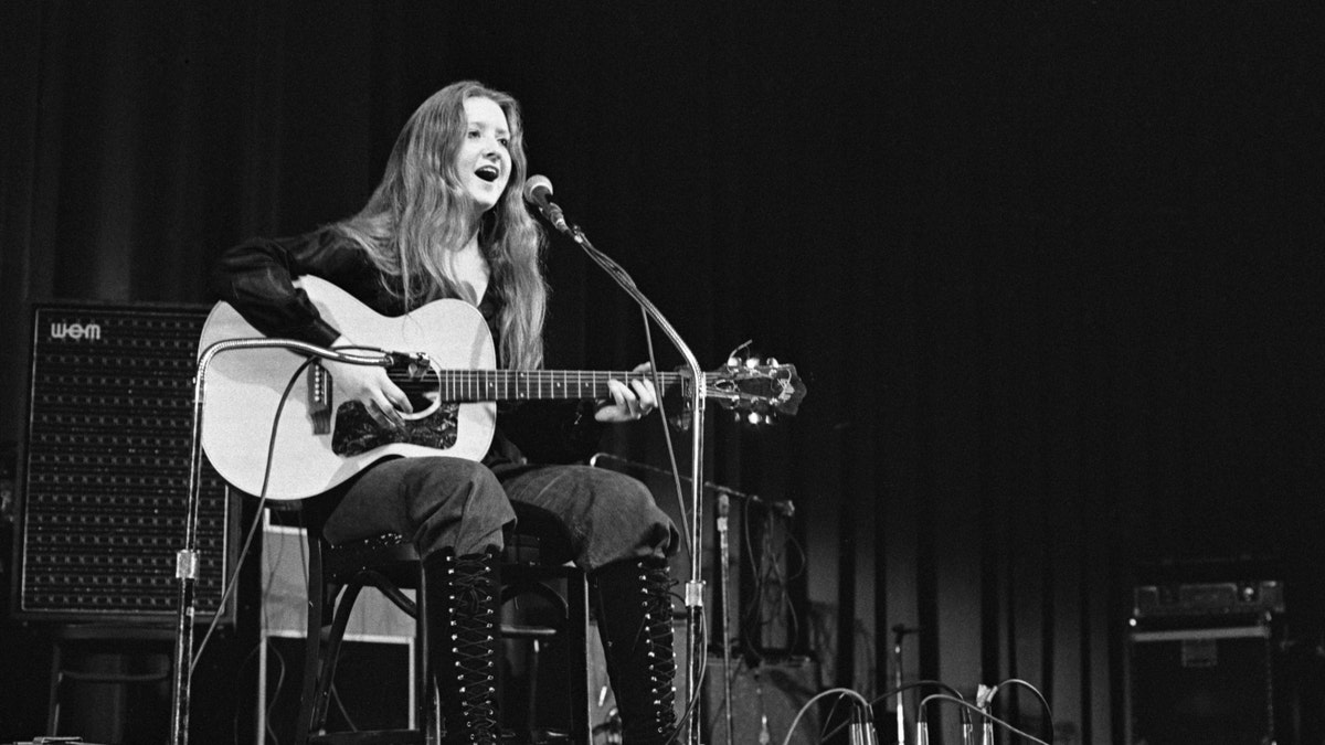 Bonnie Raitt performing live in 1971