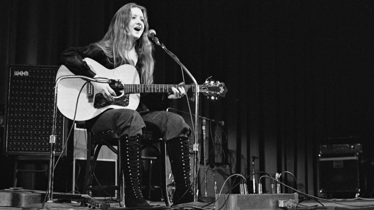 Bonnie Raitt performing live in 1971