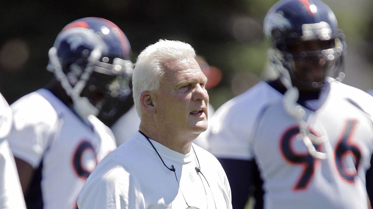 Larry Coyer during the Broncos training camp in 2006