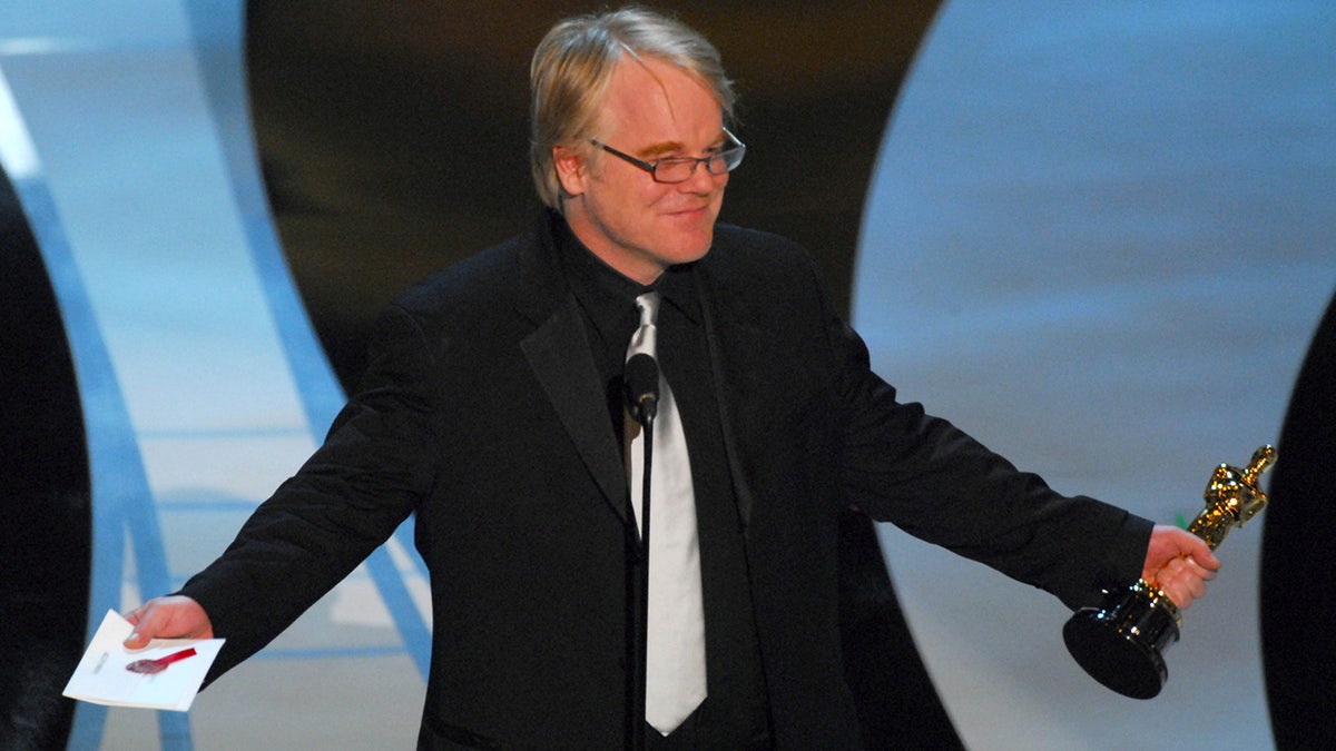 Philip Seymour Hoffman receiving his Oscar at the 2006 Academy Awards