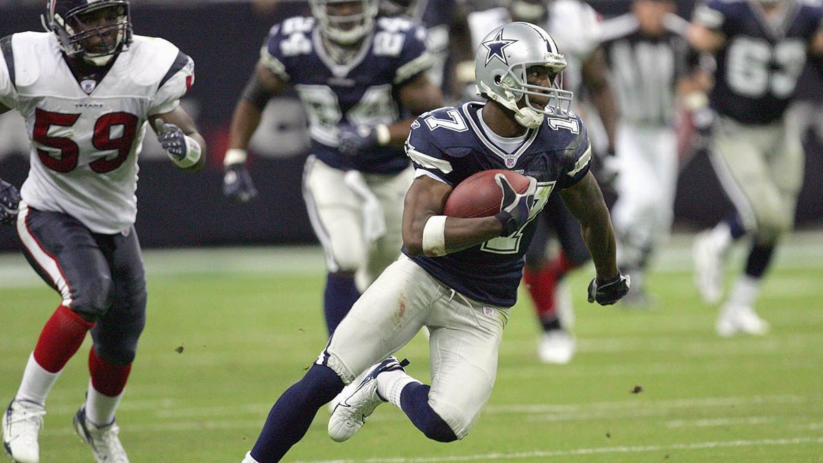 Sam Hurd runs the ball in an NFL game in 2007