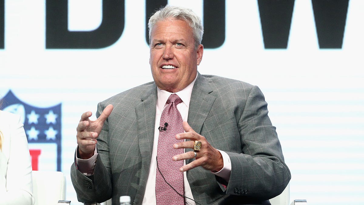 Rex Ryan speaks to a crowd in 2017