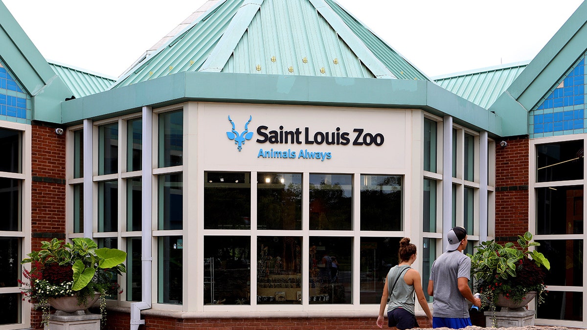 A photo of the zoo's entrance