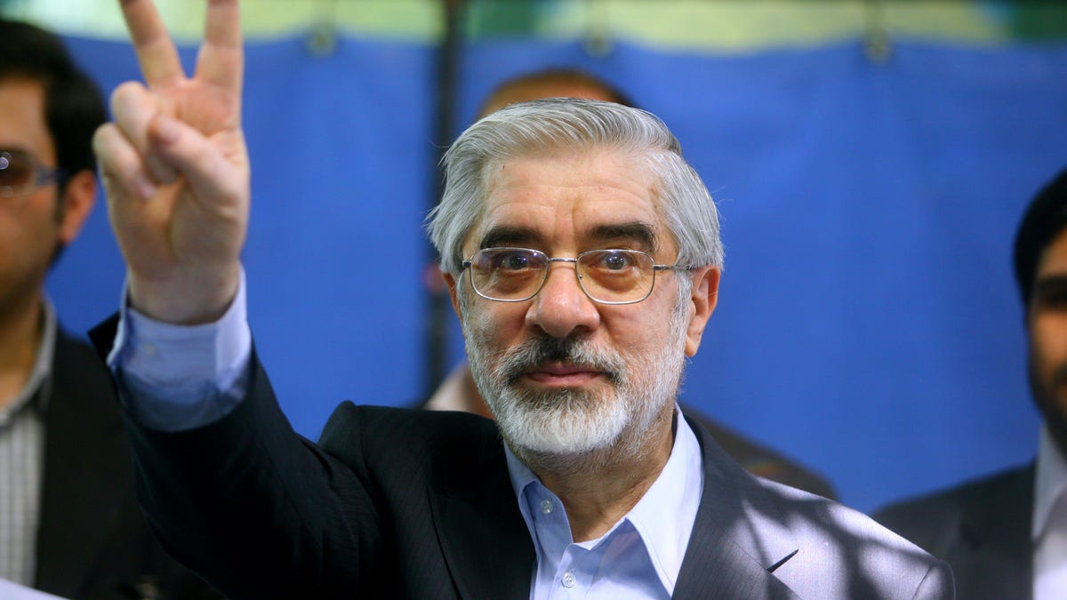 Mir Hossein Mousavi V sign