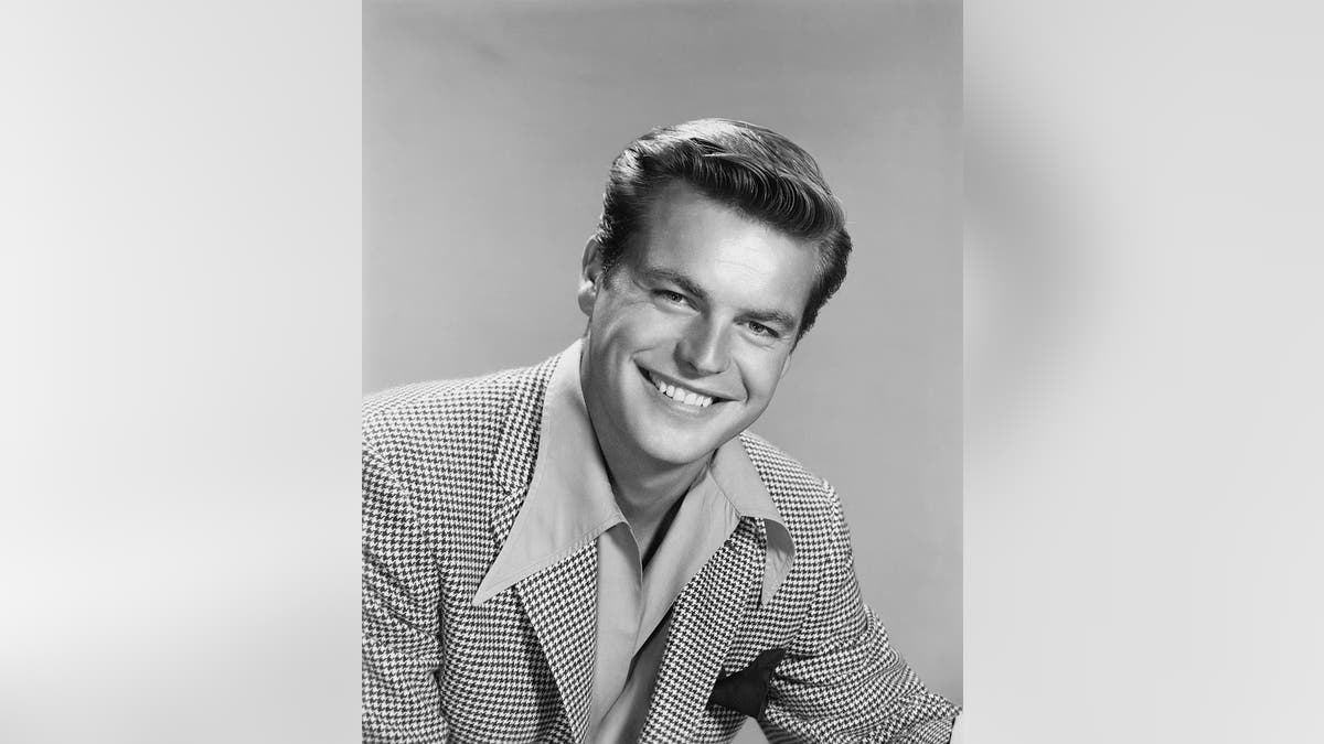 A smiling black and white photo of Robert Wagner from 1952