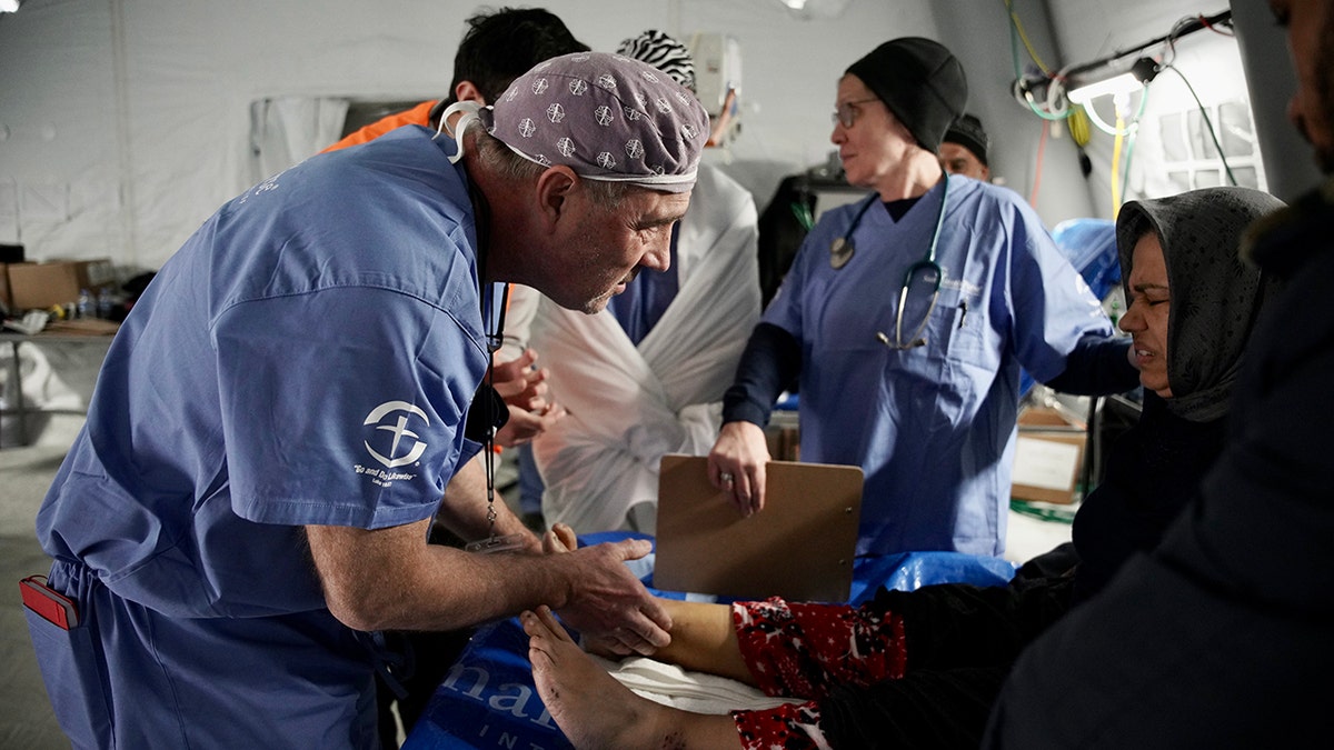 Samaritan's Purse doctor helps patient