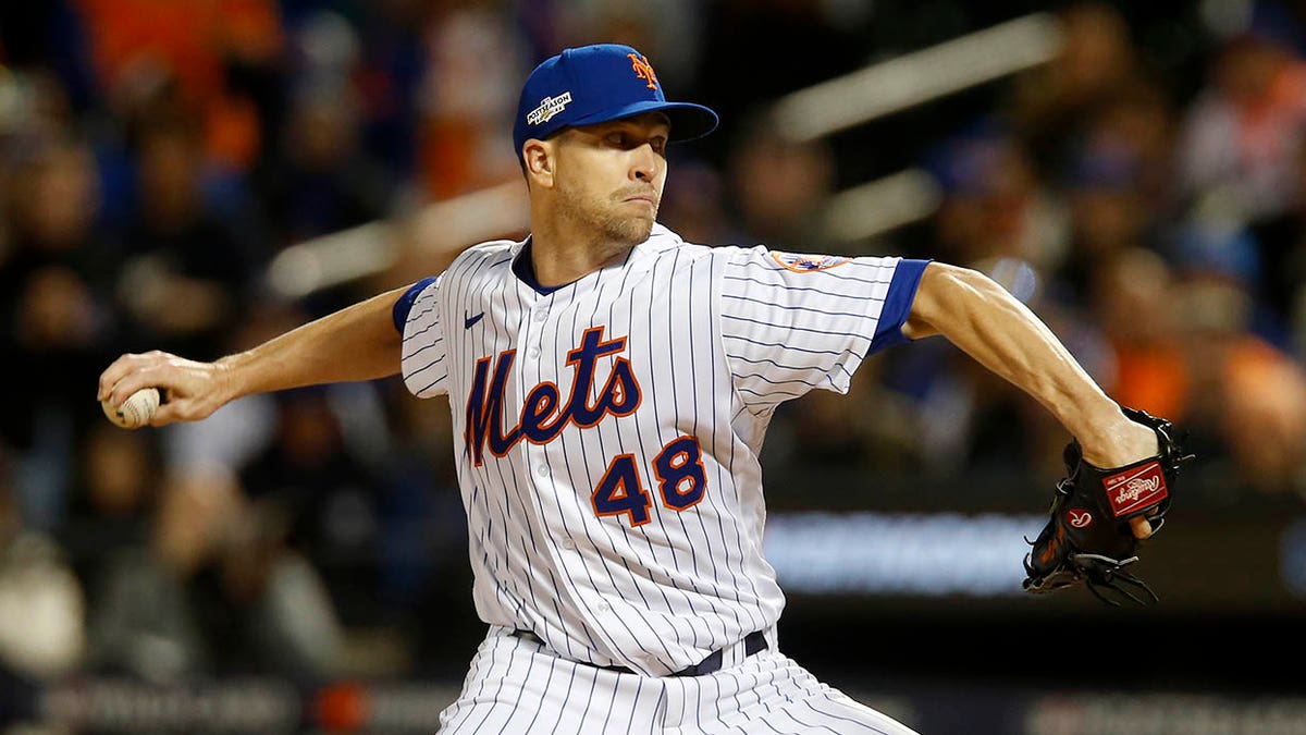 Jacob deGrom stretches to pitch