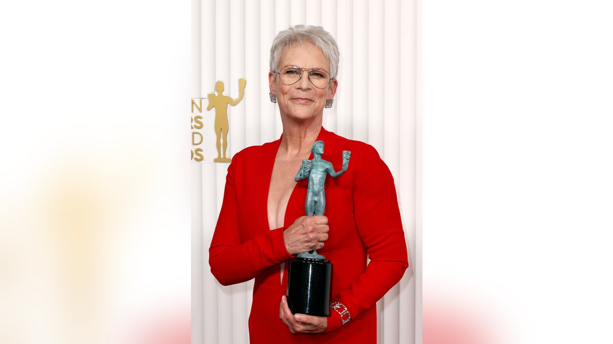 Jamie Lee Curtis holds SAG Award