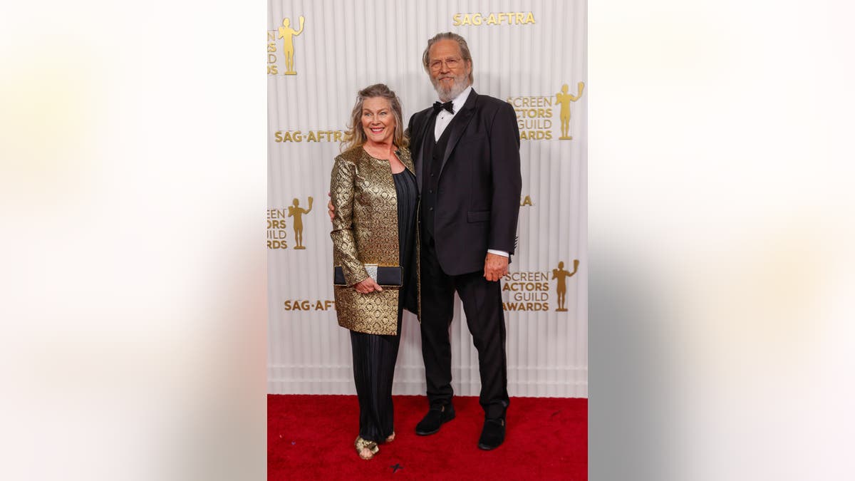 Jeff Bridges sports black suit with wife at SAGs