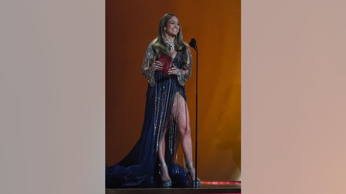 Jennifer Lopez wears Gucci dress at Grammys