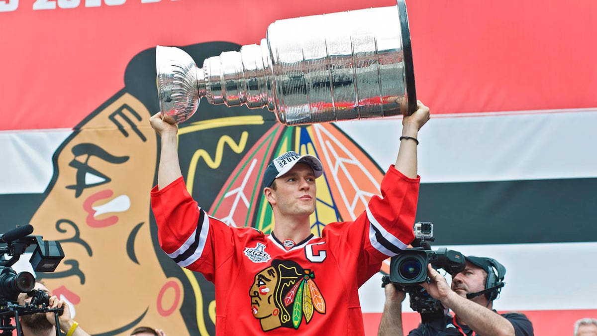 Jonathan Toews, who helped Blackhawks to 3 Stanley Cup titles, steps away to deal with serious health issues