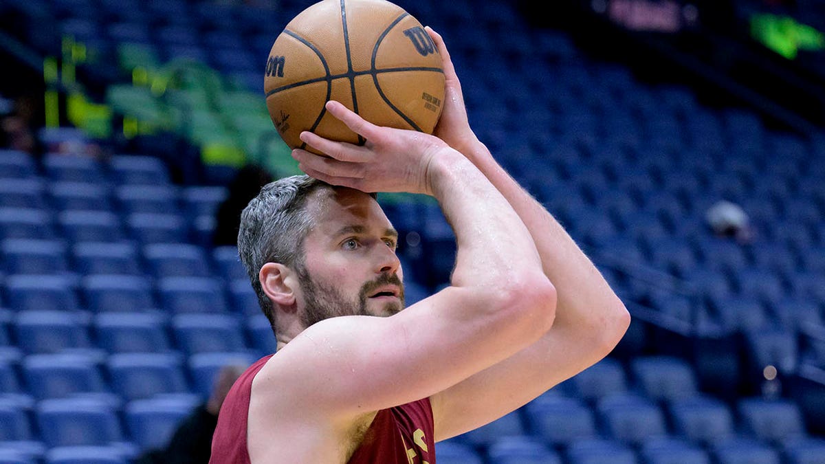 Kevin Love warms up