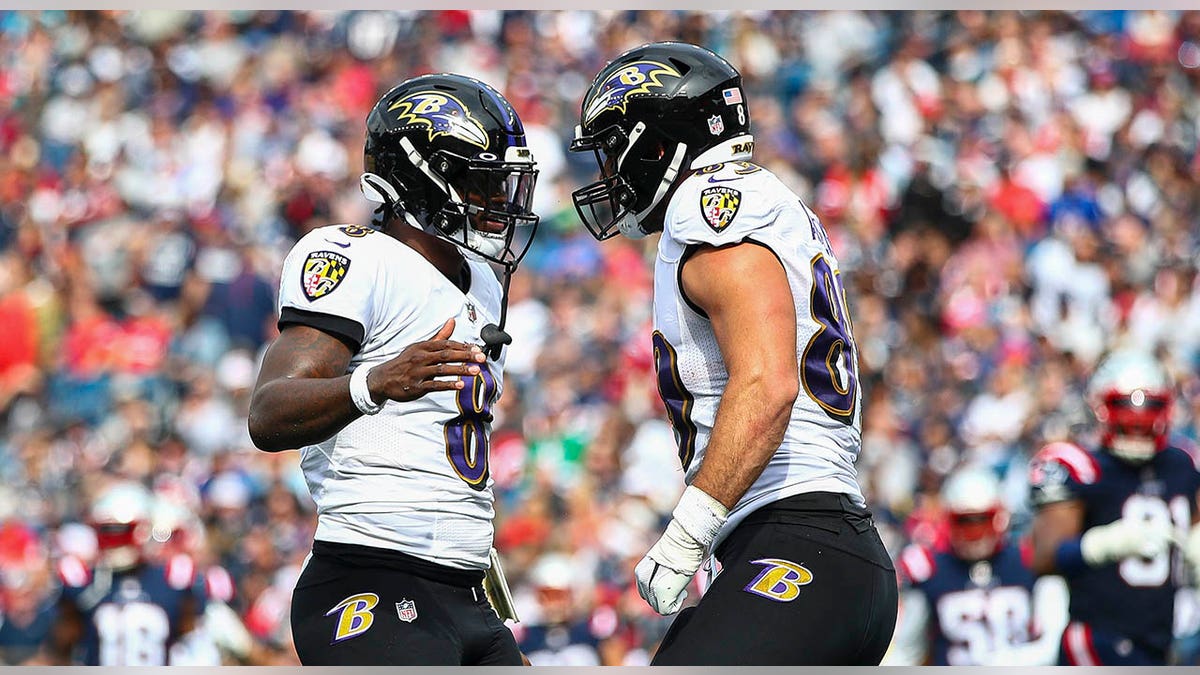 Lamar Jackson and Mark Andrews high five