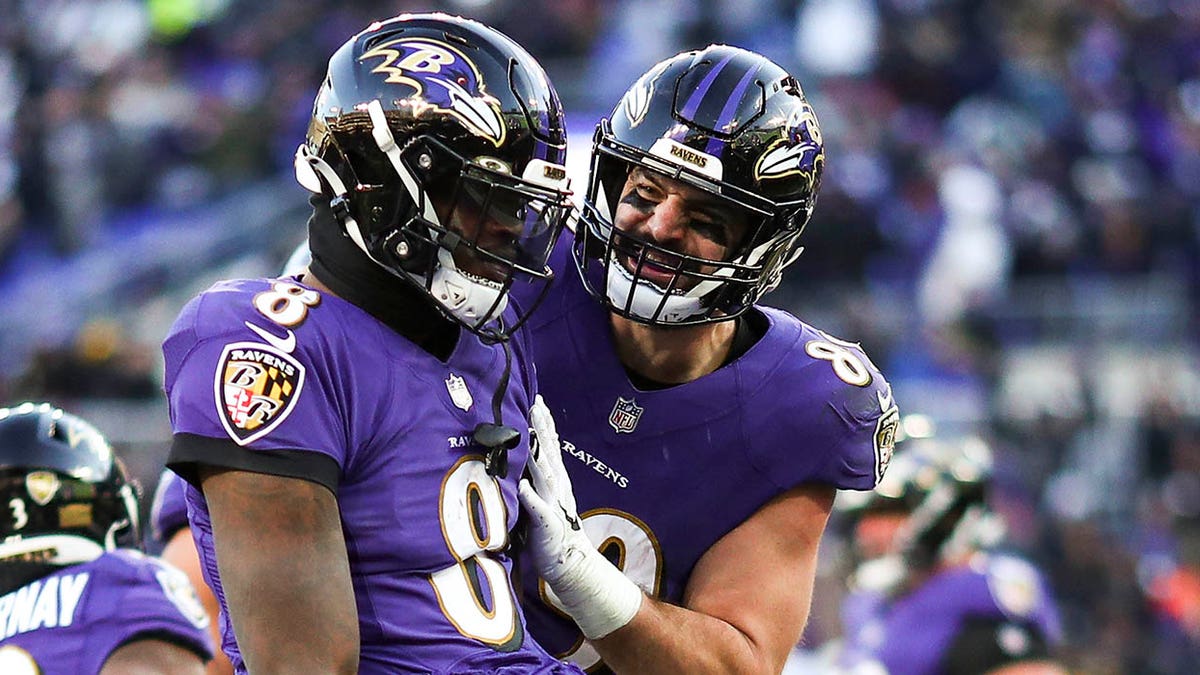 Mark Andrews and Lamar Jackson celebrate touchdown