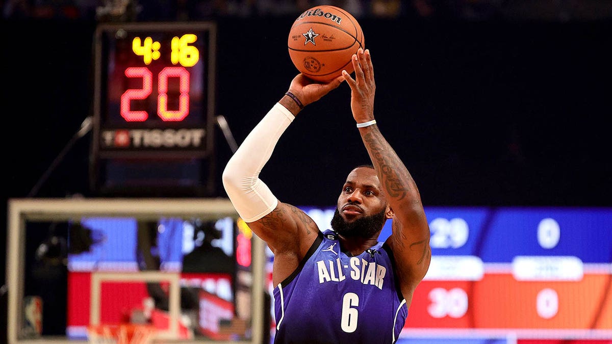 LeBron James leaves NBA All-Star Game with hand injury