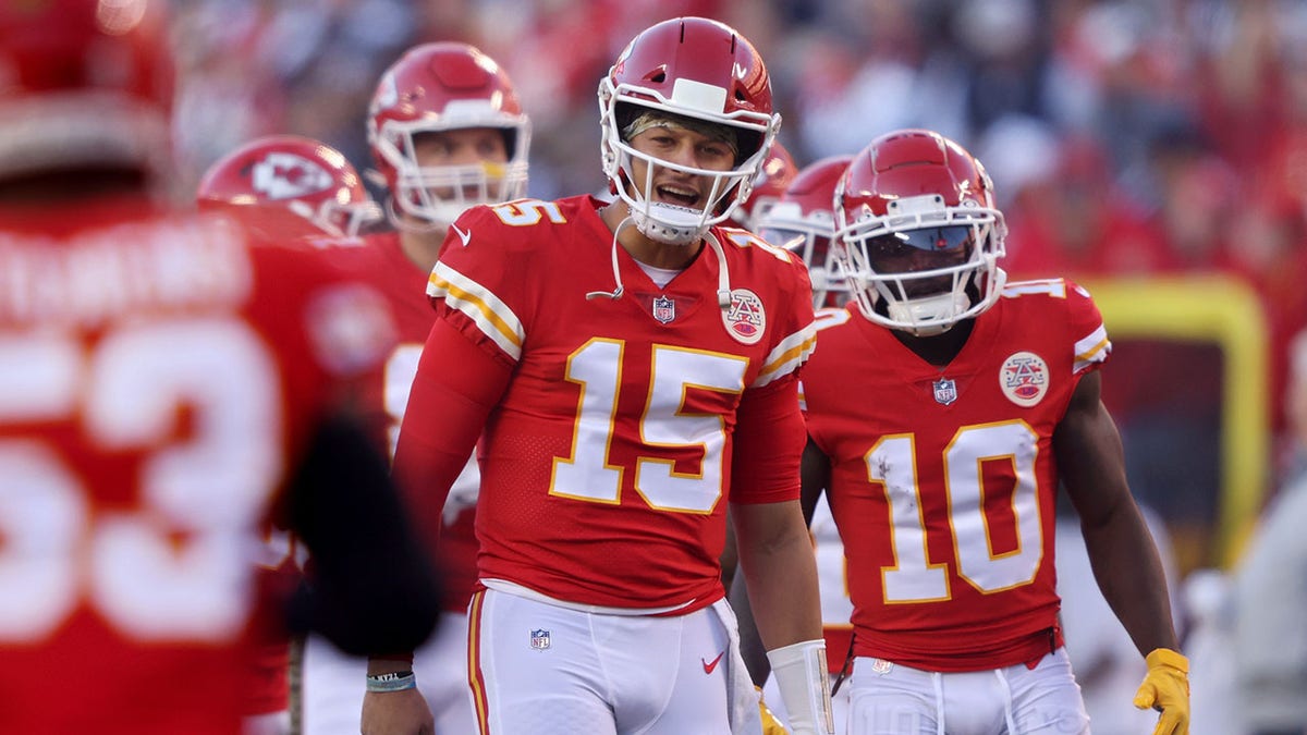 Patrick Mahomes and Tyreek Hill cheer on teammates