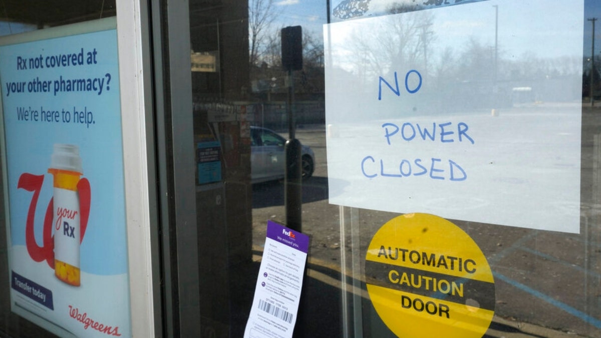 A no power closed sign at a Michigan Walgreens