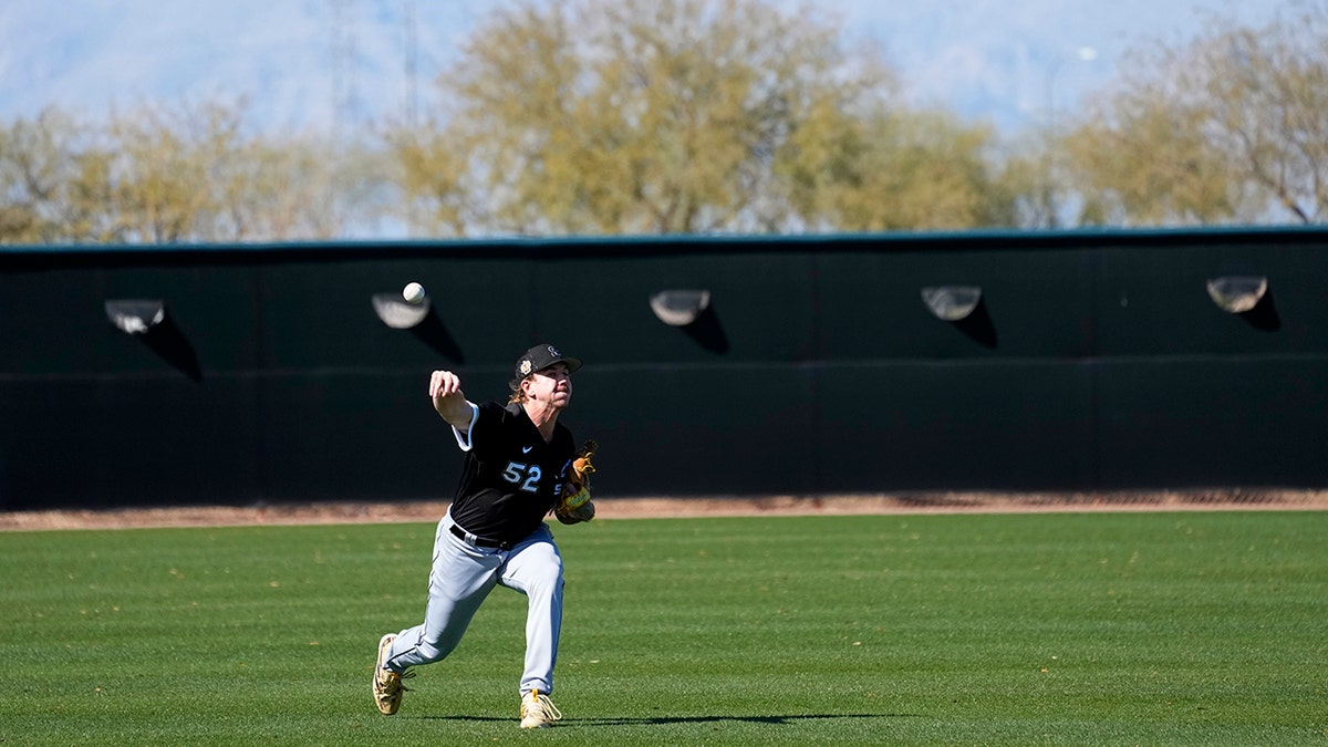 Mike Clevinger practices