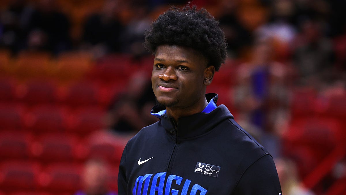 Mo Bamba warms up before a game