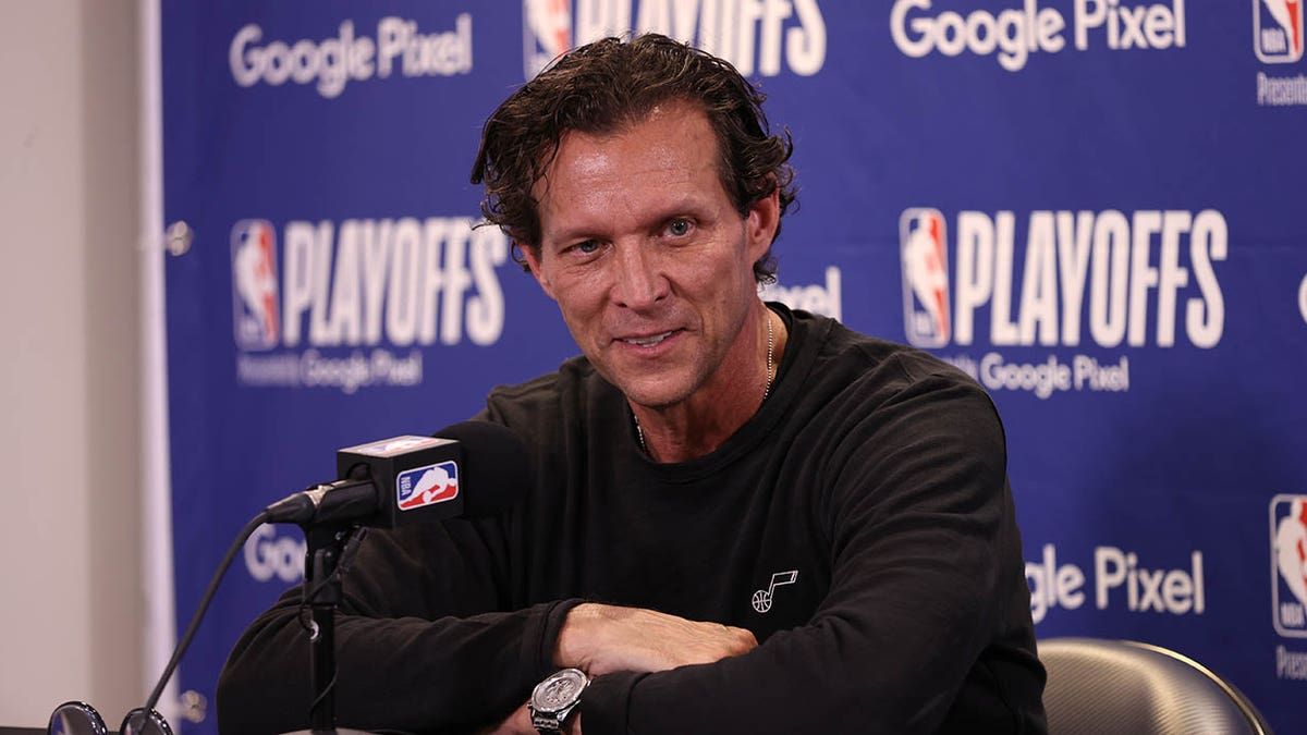 Quin Snyder at podium