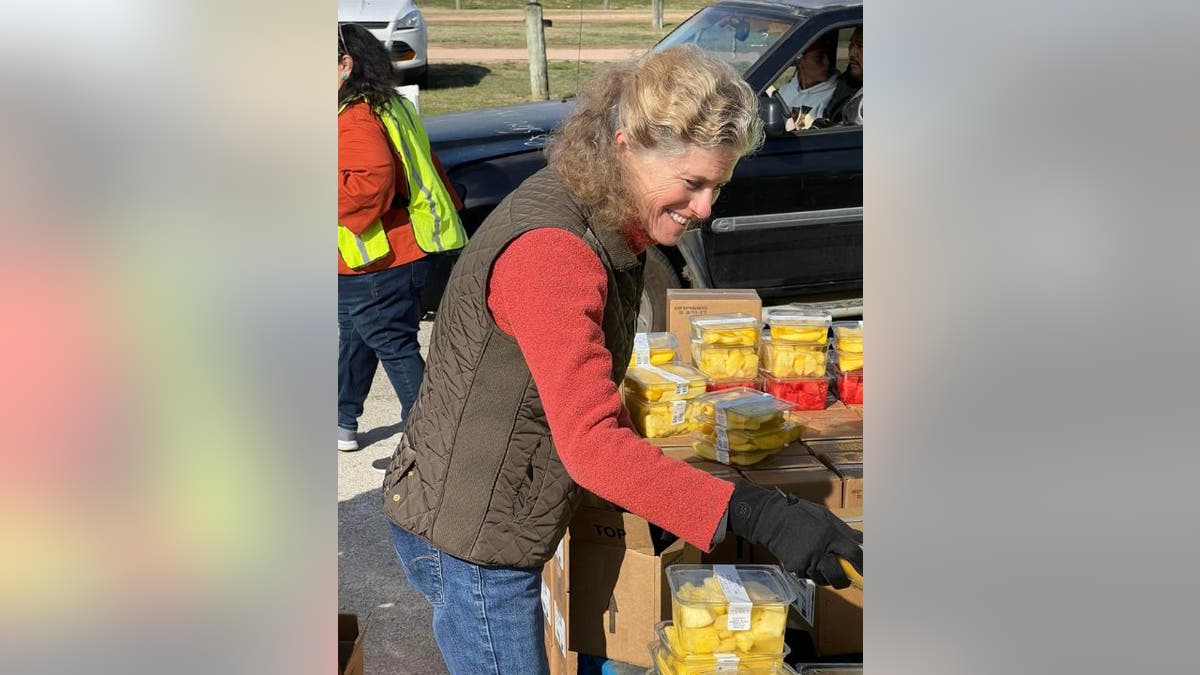 Rep Donna Howard volunteering at a food drive