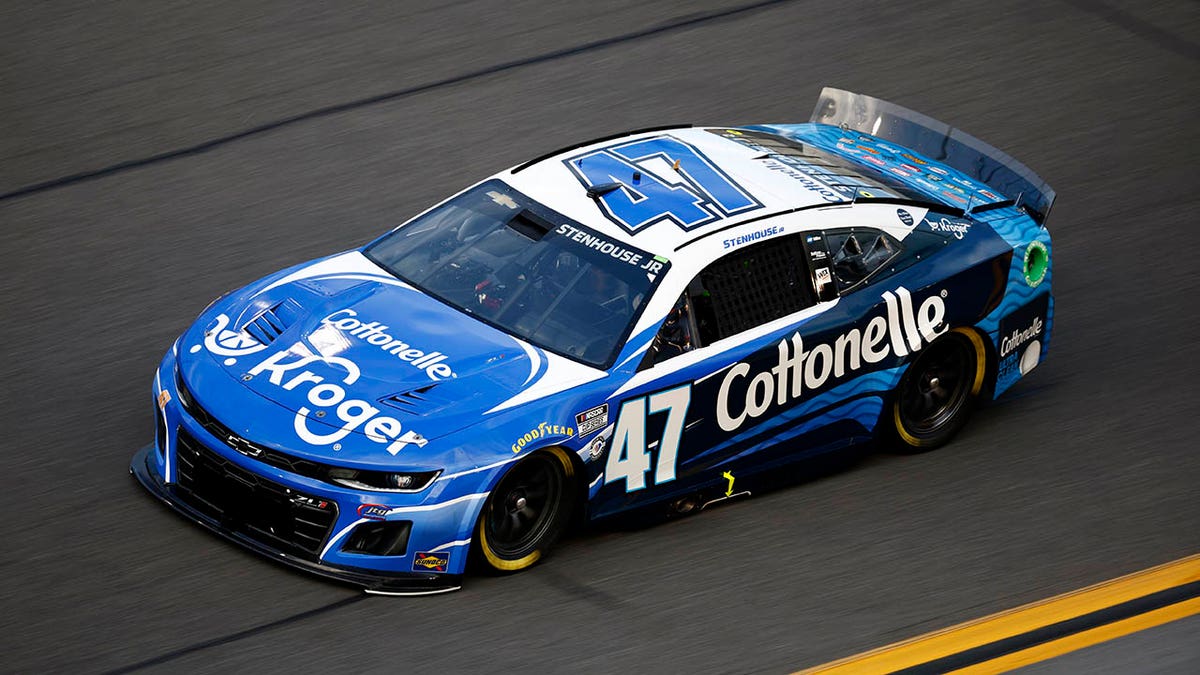 Ricky Stenhouse Jr drives Daytona