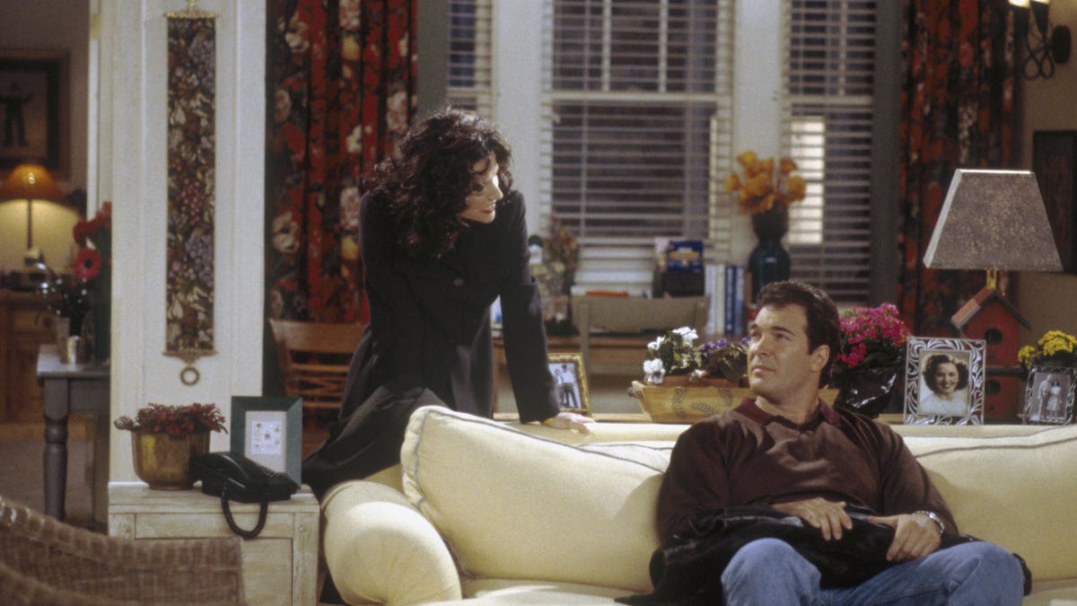 Puddy and Elaine argue on the couch in Seinfeld