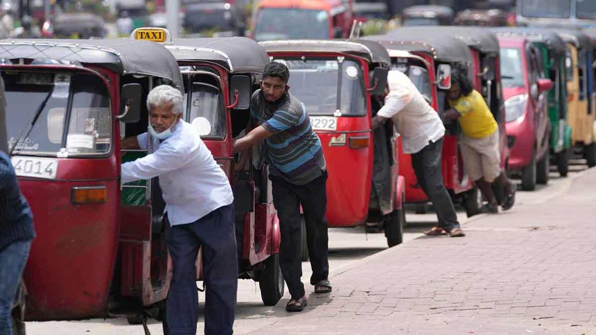 People buying gas in Sri Lanka