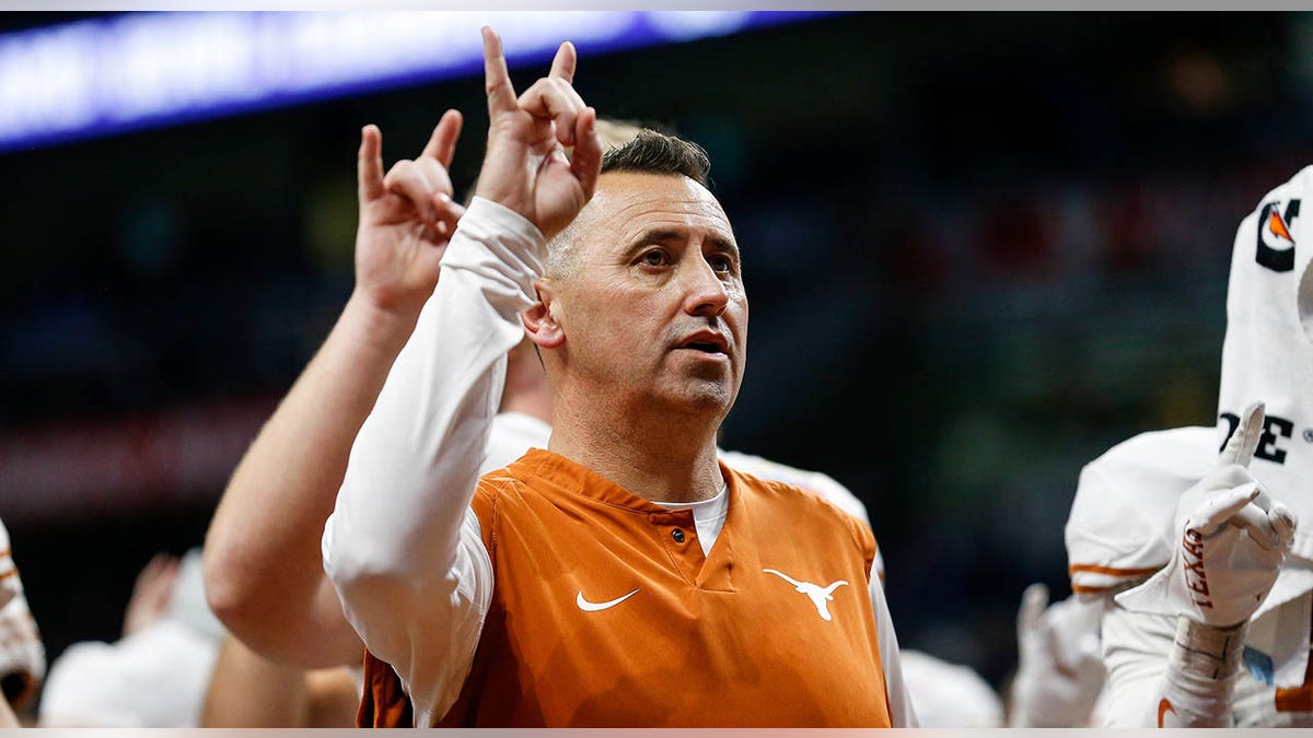 Steve Sarkisian salutes crowd