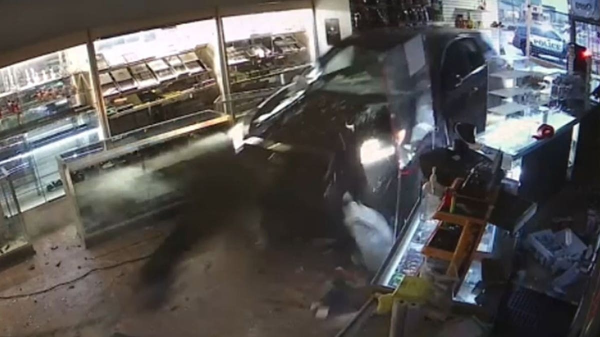 Video shows suspect crash stolen Kia into Washington store for smash ...