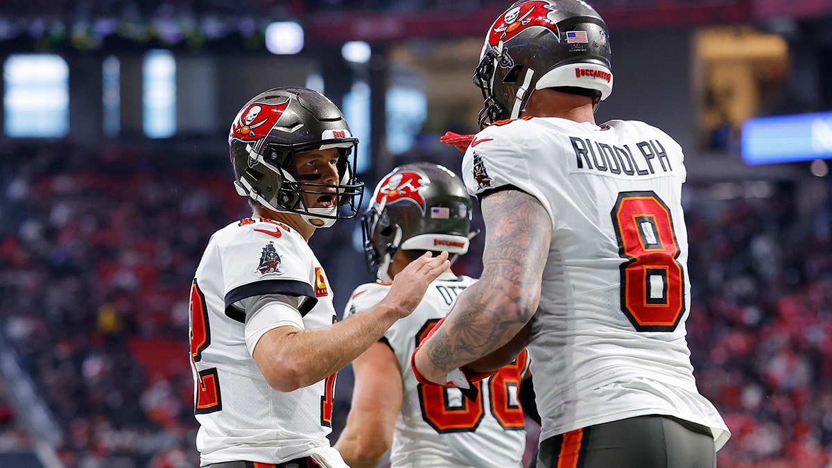 Tom Brady and Kyle Rudolph celebrate