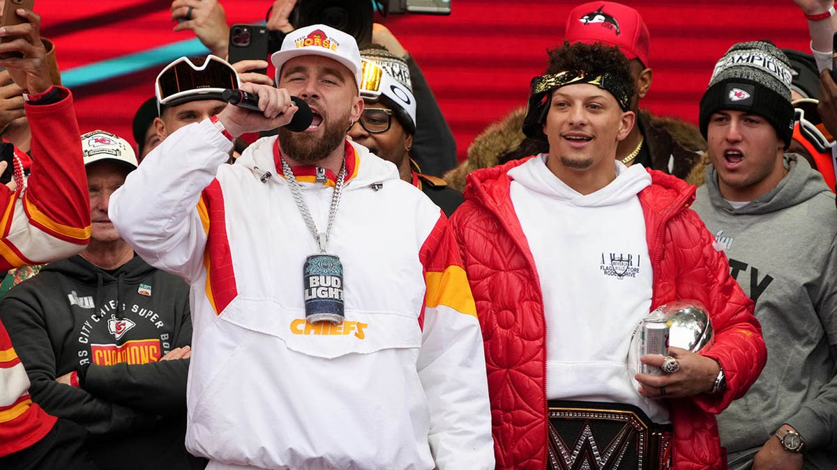 Chiefs' Mahomes, Kelce honor Andy Reid with emphatic parade speeches -  Arrowhead Pride