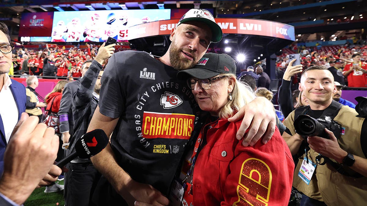 KCCI News on X: Donna Kelce: Best dressed. She's the mother of Chiefs'  tight end Travis Kelce and Eagles' center Jason Kelce – and she's showing  them both some love with her