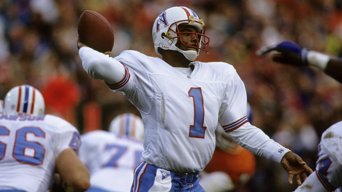 Warren Moon throws the ball