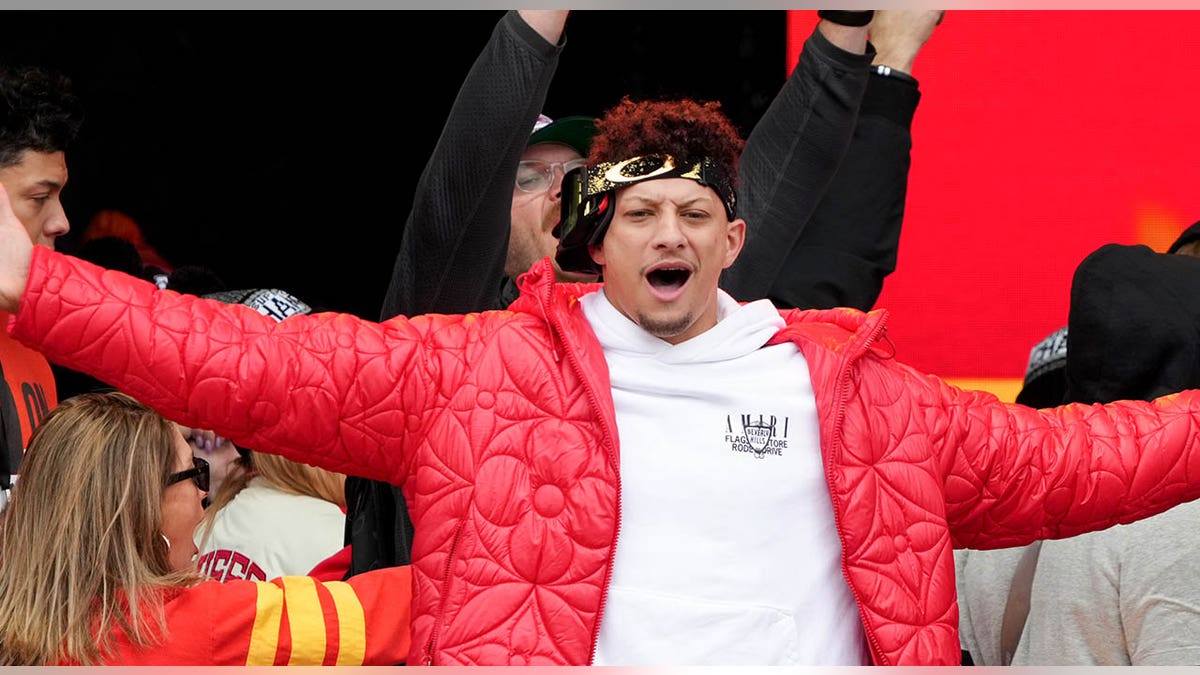 Patrick Mahomes reacts to crowd