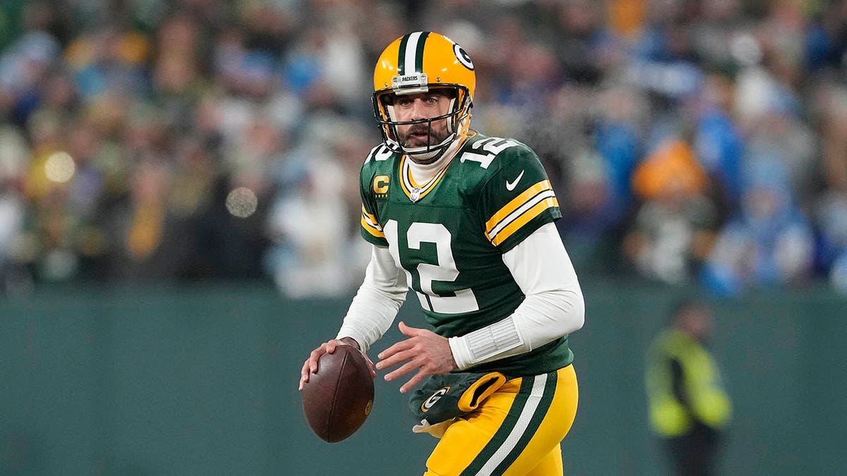 Aaron Rodgers rolling out