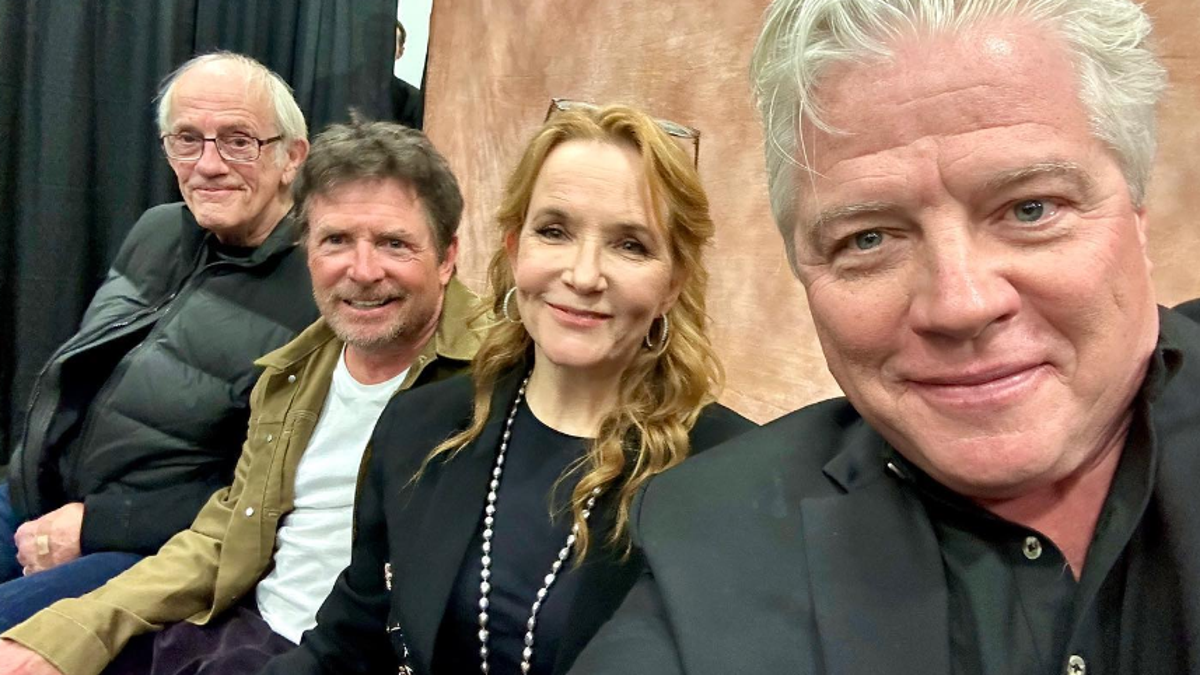 Christopher Lloyd, Michael J. Fox, Lea Thompson and Tom Wilson take a selfie