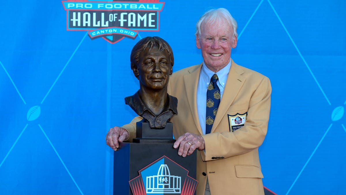 Bobby Beathard poses with bust