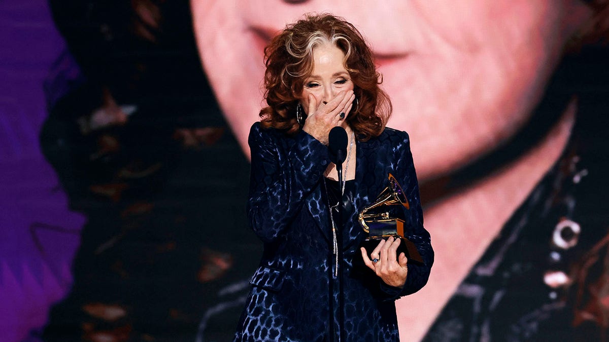 Bonnie Raitt accepting her award