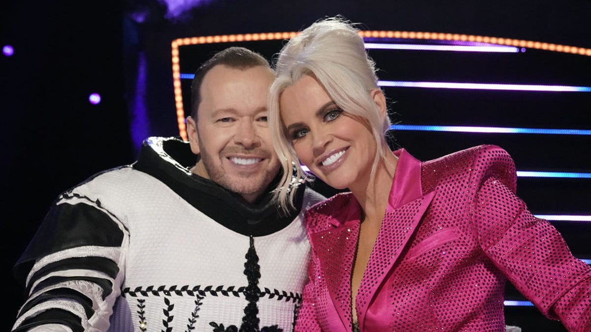 Jenny McCarthy surprises Donnie Wahlberg by covering home with Valentines Day decorations She got me again Fox News photo