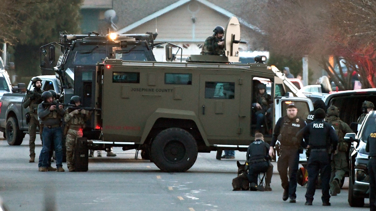 Oregon police standoff