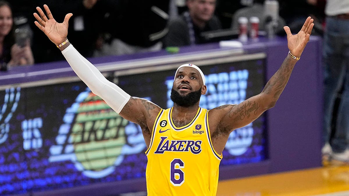 Lakers make goat noises at LeBron James' interview after game