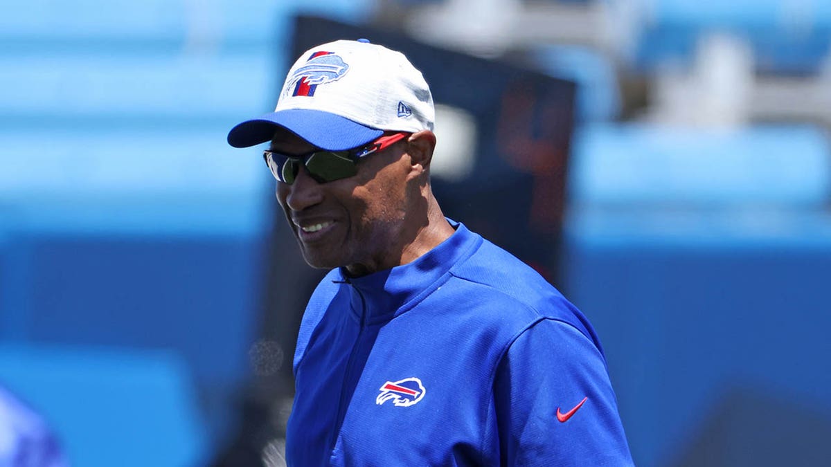 Leslie Frazier at minicamp