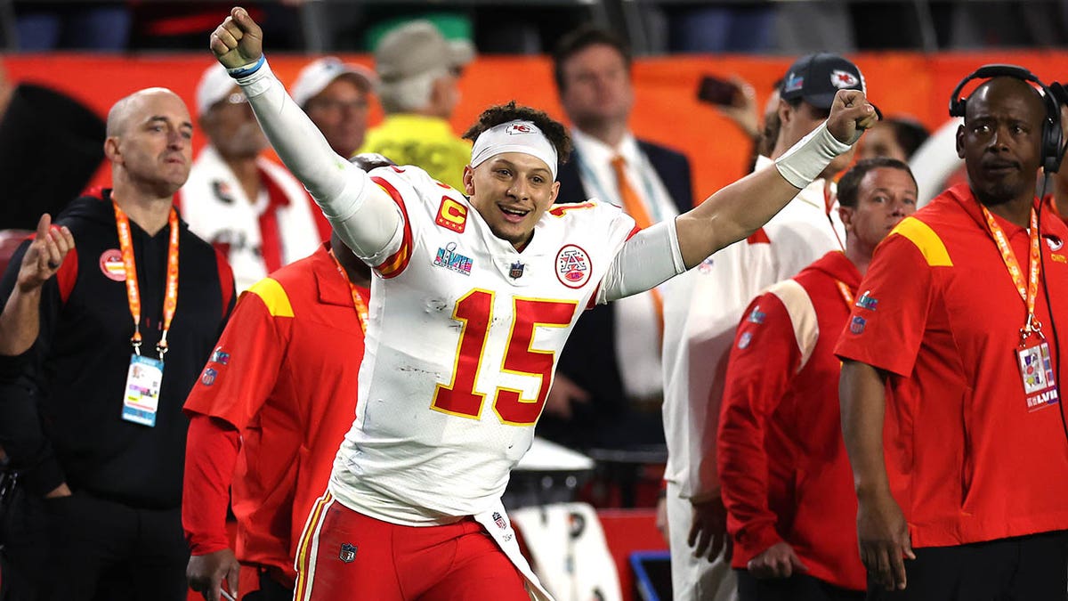 Patrick Mahomes Lot Of 3 (1 store ISA 8.5)