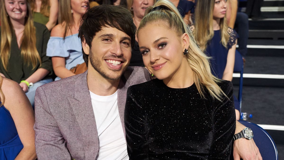 Morgan Evans and Kelsea Ballerini snuggle up for a photo